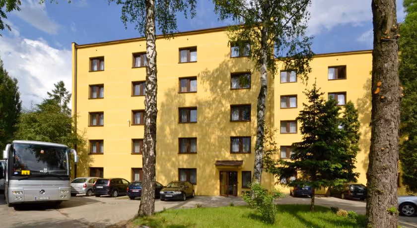 Budynek Arka Kraków widziany od strony parkingu