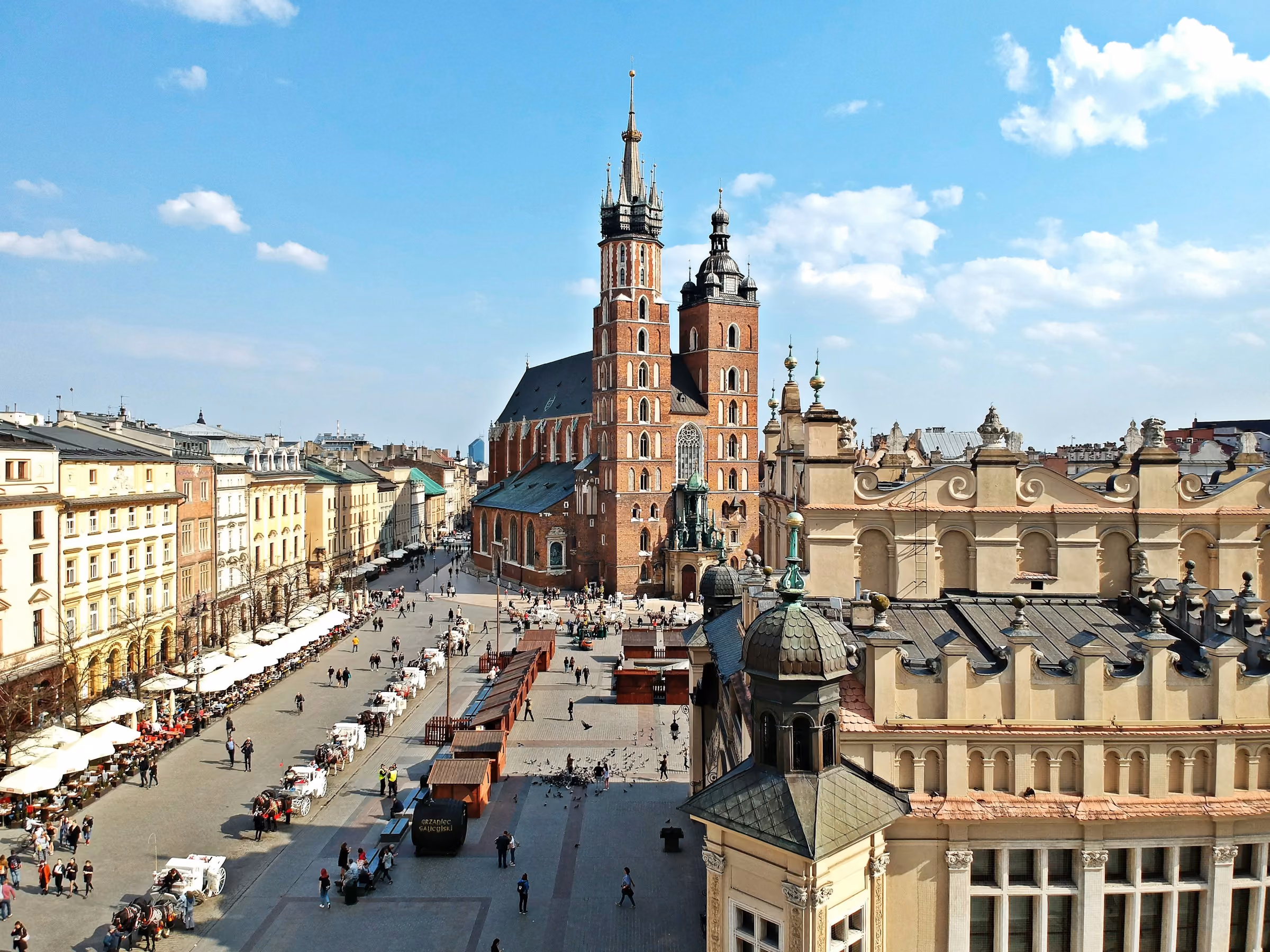 Rynek Główny w Krakowie z Kościołem Mariackim i Sukiennicami, widziany z góry
